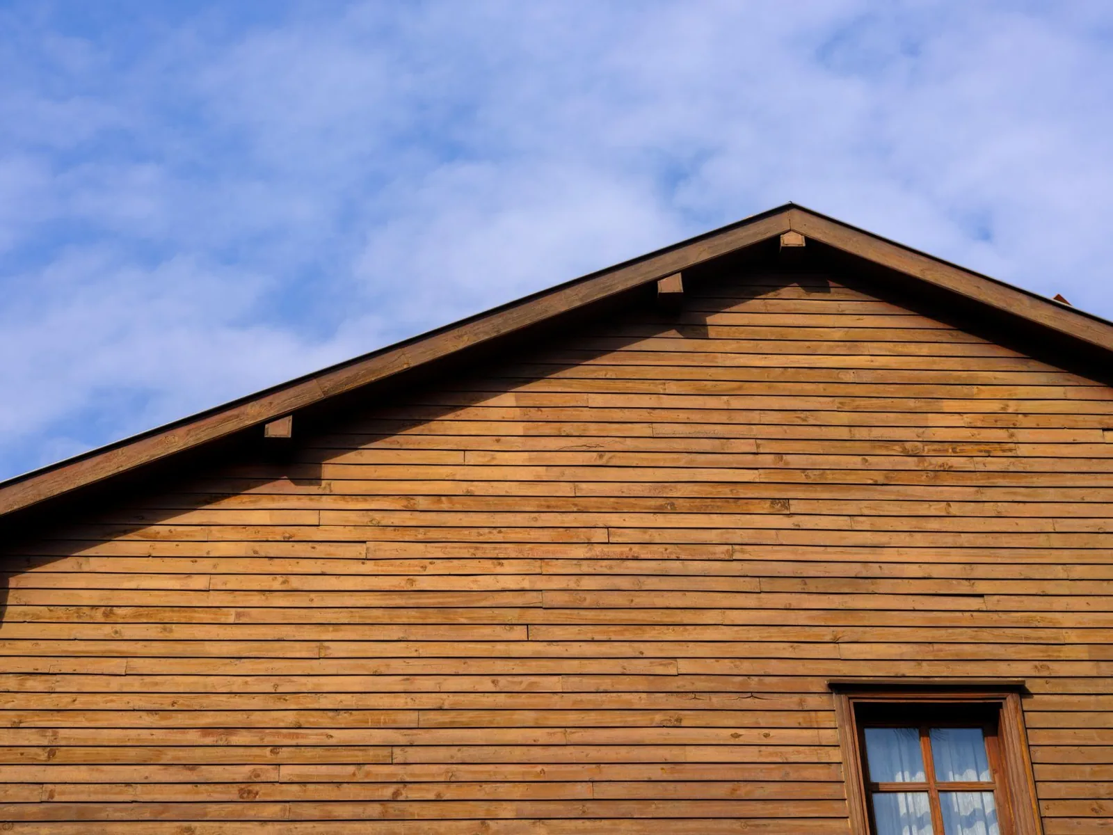 How much should siding cost per square foot depends on material, labor, and home size