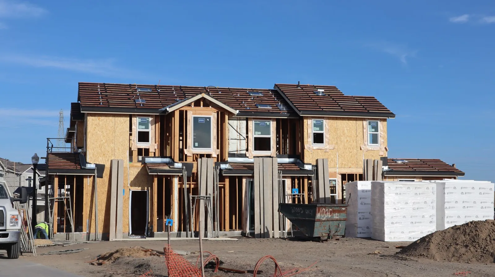 siding installation cost per square foot is driven heavily by labor and house height